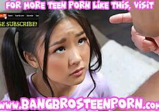 Büyük siyah yarak köpüklü kalçalı genç kızı inletene kadar vuruyor.