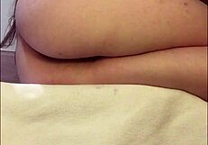 非常に毛深いマンコが本物のオーガズムでクローズアップパルセート