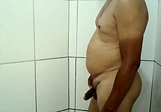 Intensywny domowy seks w wannie z czarną hinduską żoną i Latynoską