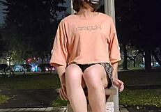 וואו, שימייל טינג שואן משתינה ומשחקת בחוץ עם צעצוע! 😍