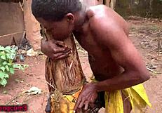 熟女が巨大チンポをキュウリおもちゃでハメる！