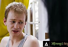 Gorąca macocha przyłapuje zawstydzonego kutasa 18+ na jerce i ostro go nawala