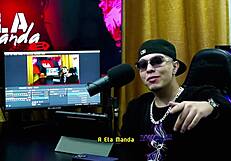 Gih spanic coloca a ruiva cavala de quatro na mesa do podcast s� para mostrar o seu cuzinho rosa - p�pum no barraco - ela manda