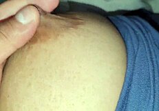 捏继母大奶头BBW狂玩挤压