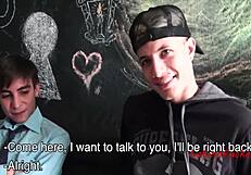 فتيات لاتينيات ثنائيات الجنس يضربن زب عاري على كاميرا مخفية! يا إلهي!