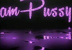 Azijska amaterka igra se mokrom pičkom izbliza kod kuće.