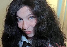 Okul kızı sikmekten çekiniyor, anne baba yakında geliyor.