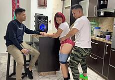 Bailando reggaeton con la novia de mi amigo y le froto mi polla en su culo al frente de el para excitarla ntr historia netorare