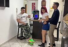 Bailando reggaeton con la novia de mi amigo y le froto mi polla en su culo al frente de el para excitarla ntr historia netorare