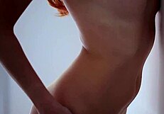 فتاة حمراء ميشيل تخلع ملابسها جسم حليق منفردة