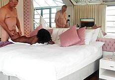 Milf noire sexy douche avec sugar daddy blanc au penthouse