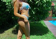 חמודה אירינה קייג מתענגת מתחת למים או לצד הבריכה?