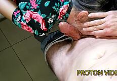 هل حلمت يومًا بإثارة بدون واقي مثل هذه المتزوجة المتلهفة؟