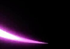 女人张开腿放松并关注胸部