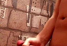 Jeune gay fait une branlette à une grosse bite et jouit beaucoup ?