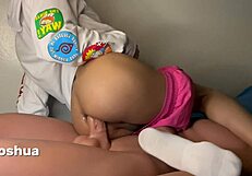 Beau-fils gay partage un moment intime avec papa