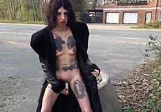 Kurva čůrá a masturbuje odvážně na veřejné ulici, troufneš se dívat?