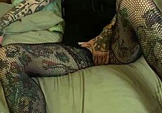 Gözlük ve Dövmeyle Detaylı Mastürbasyon Teşviki