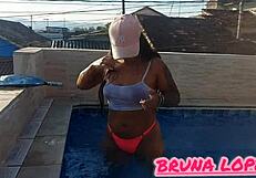 Pink bikini assfucking bruna in pool
