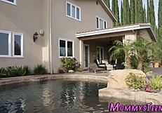 Може ли червенокосата заварена майка да ме пръсти за първи път?