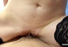 嘿，看这个瘦弱18+少女Mia 在粗野业余动作！