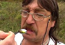 Mlade dame trdo jebane od starih mrzličnih moških na javnih mestih