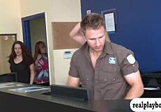 このホットな女たちがおっぱいとケツをチップで晒す！