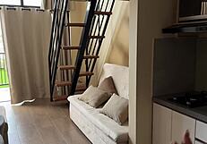 Zapeljem svojega poročenega soseda, on jebe mojo dlakasto pičko in pride v usta, medtem ko je mož stran.