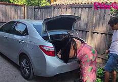 Vroč mačeha cougar zapeljuje mladega 18+ moškega na prostem v avtu