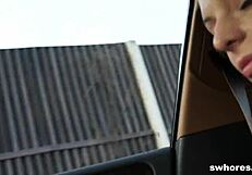 Res ljubka punca sisa kot manijak na ulici