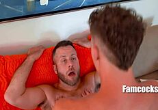 Stepdad, kamu harus cek aku setelah orgy liar semalam!