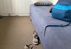 Si trd, pastorek? Mačeha deli hotelsko posteljo za tabu zabavo! 😜