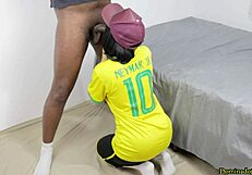 Acest pasiv cu cur mare geme delicios pe pula neagră