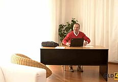 בחורה מזדיינת עם שכן מבוגר