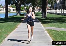 Hej, podívej na tu mladou 18+ holku, co se divoce prstí venku na veřejnosti