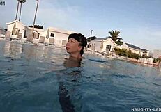 Pernah Lihat Baju Renang Basah Transparan di Kolam Umum? Flash Seksi Banget!