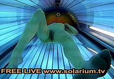 Ojoj! Blondinka najstnica 18+ se prstkuje v javnem solariju z voyeur kamero