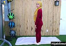 فتاة مسلمة في حجاب تخون زوجها مع المدرب سراً