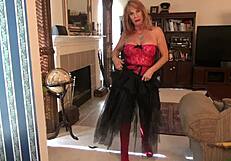 Зряла дама Рей Харт се облича за ваканционно забавление