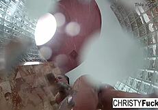 Vroča lezkbijska zabava v tušu s Christy Dahlia in Ivanovimi velikimi joškami?