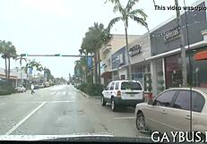 Jock sauvage dit : Je chevauche cette bite en voiture pour le concours !