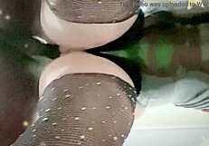 Αυτό το ζουμερό μουνί δεν χωράει στο στενό latex φόρεμα.