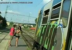 Виждал ли си 18+ тийнейджърка да се чука толкова жестоко в див секс?