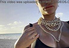 Monika Fox Chorrea y Prolapa en la Playa