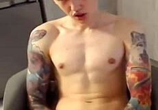 Young gay twinks chat and masturbate on Chatroubate