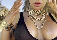 Monika Fox Chorrea y Prolapa en la Playa