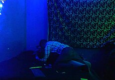 صديقي الأفضل ينيكني بشدة في المنزل.