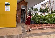 كاتي تمتص وتُنيك في طيزها في موقف عام - بوكارامانغا كولومبيا - سارا فيلمز