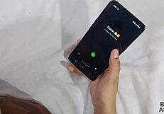 אחיינית MILF שחורה בוגדת, מקבלת קרימפי אנאלי בזמן שהבעל מתקשר