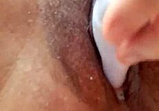 Amateur cam girl Olivia1271 shows off her wet and hairy assets